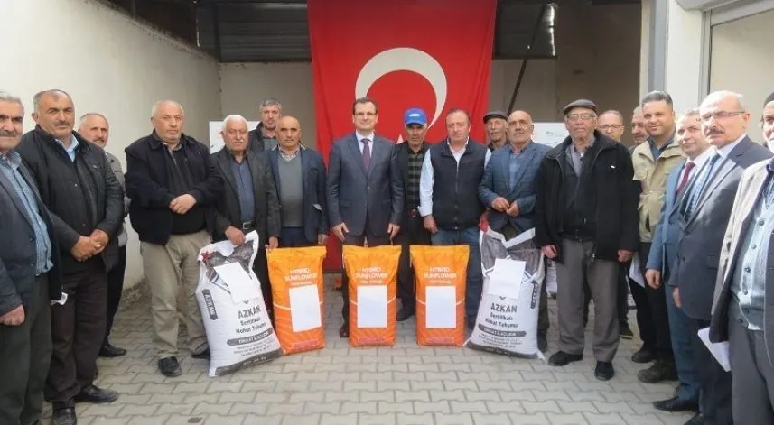 Çiftçilere nohut ve yağlık ayçiçeği tohumu dağıtıldı