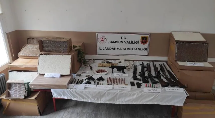 Çatı katındaki yatağın altından silah ve mühimmat çıktı