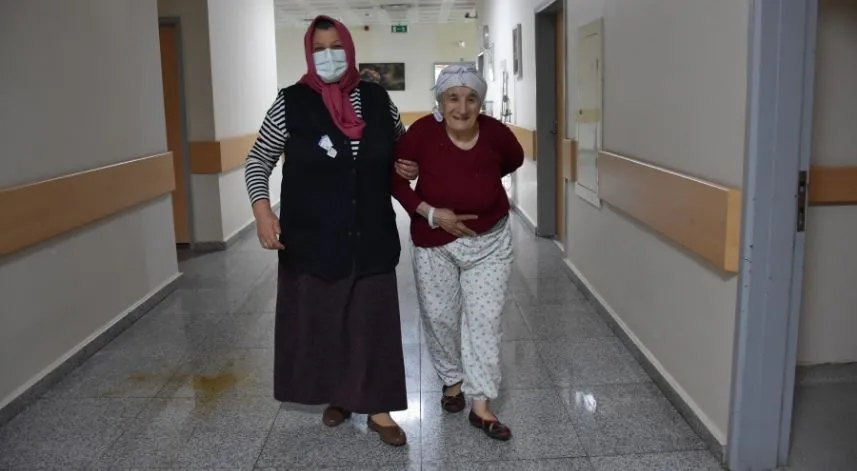 84 yaşındaki kadının karnından 10 kilogramlık kitle ameliyatla alındı