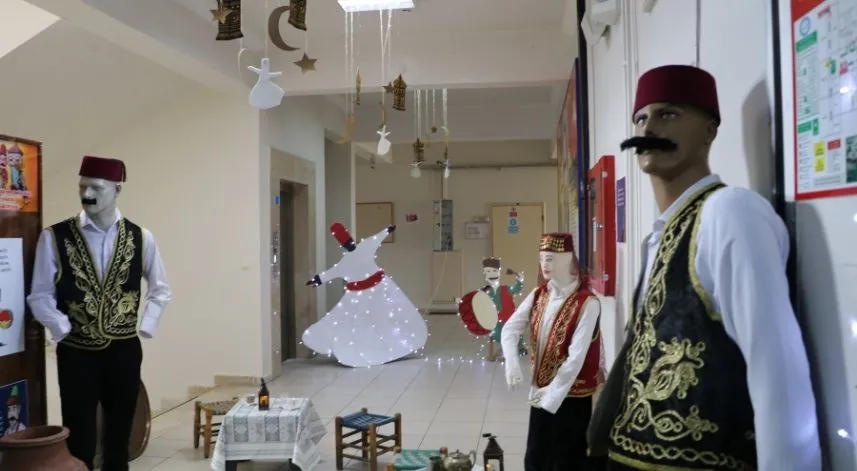 Eski Ramazanları okullarının koridorunda yaşatıyorlar