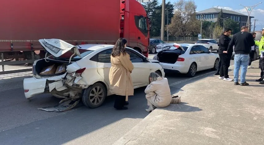 7 araç birbirine girdi: Biri çocuk 5 yaralı