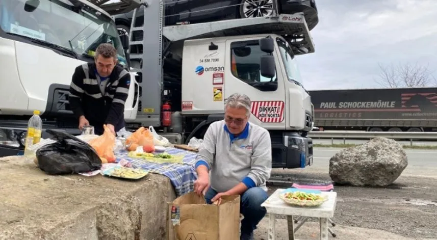 Artvin’de tır kuyruğunda iftar telaşı
