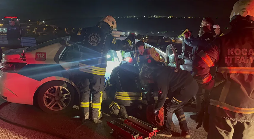 TEM’de polis aracı bariyere çarptı: 2 polis yaralı