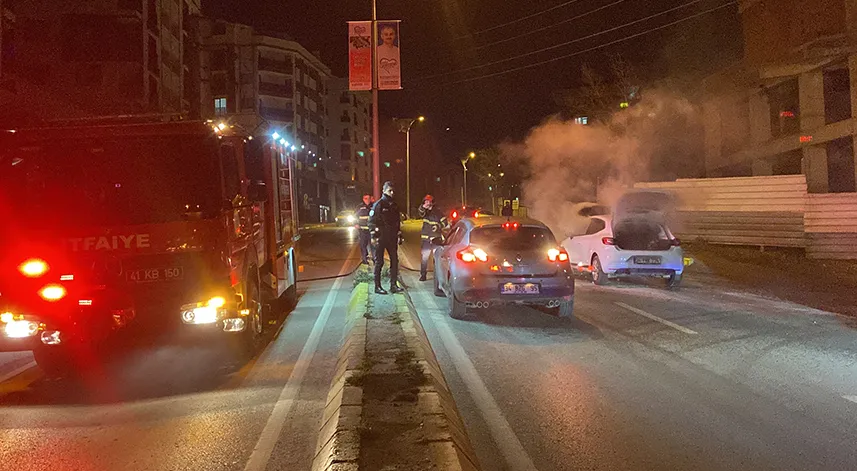 Seyir halindeki otomobil alev alev yandı