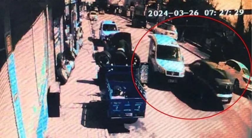 Dolmuş ile otomobilin çarpıştığı kaza kamerada