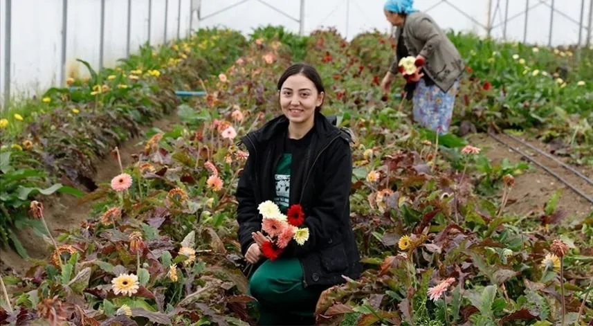 Genç kadın çiftçi aldığı destekle ailesinin çiçek serasını büyüttü