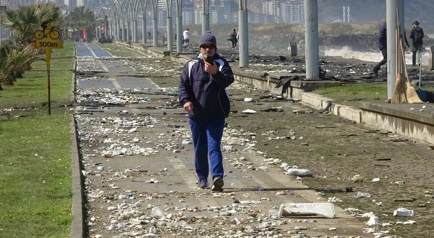 Biz kirlettik, dalgalar geri verdi