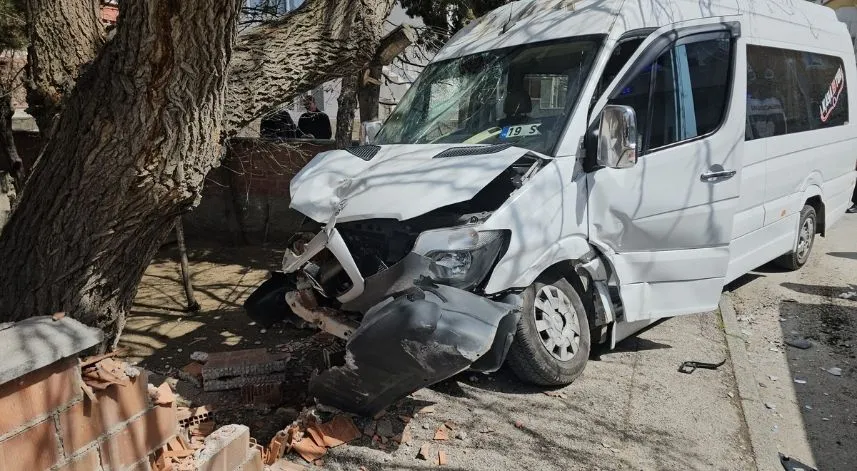 Çorum'da otomobil ile öğrenci servisi çarpıştı, 15'i öğrenci 16 kişi yaralandı