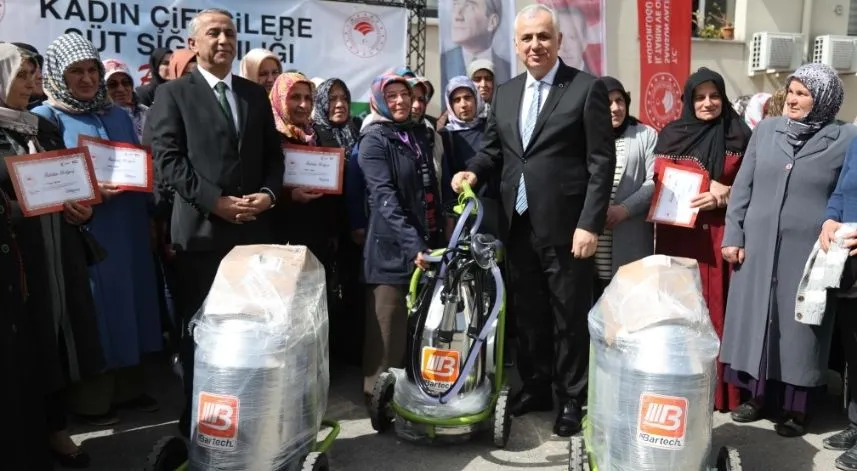 Samsun'da 113 kadın üreticiye yüzde 75'i hibe olmak üzere süt sağım makinesi verildi