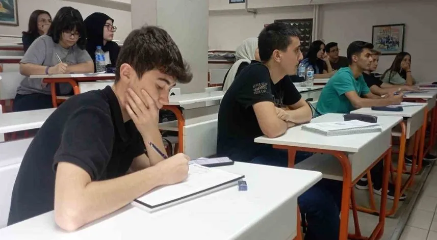 1 Nisan Pazartesi günü okullar tatil edildi