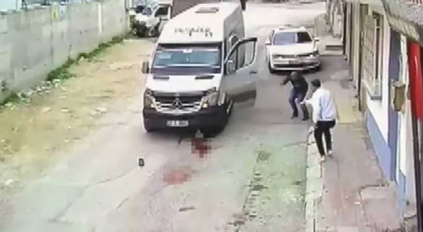 Yaşlı adamın geri manevra yapan işçi servisinin altında kaldı