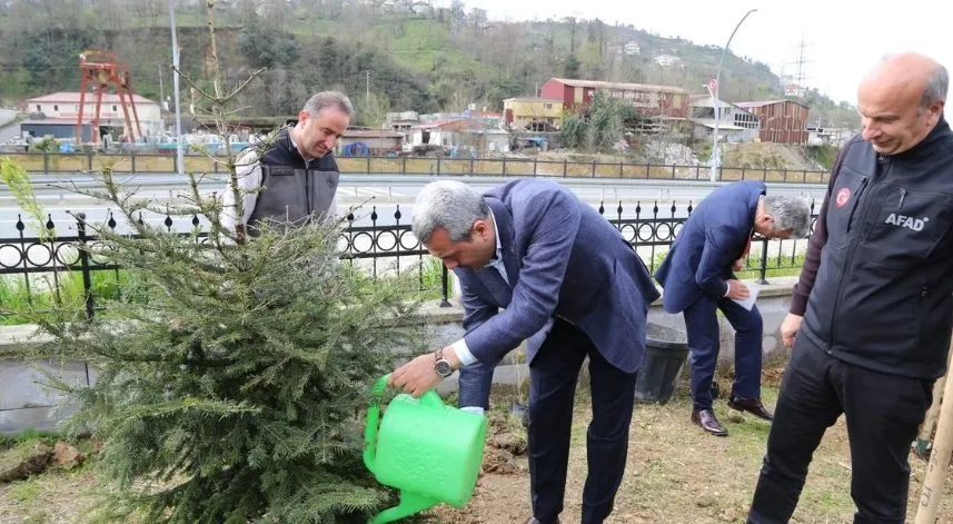 Depremde ölen vatandaşların anısına fidanlar dikildi