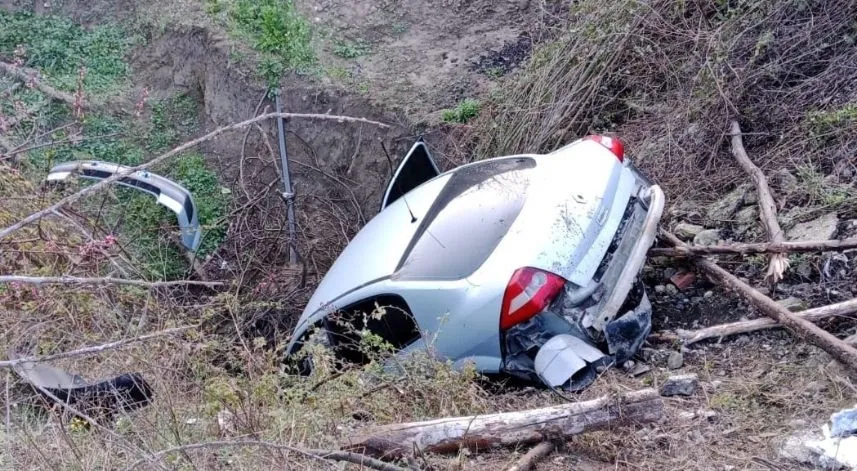 Devrilen otomobilin sürücüsü yaralandı