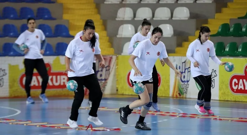 A Milli Kadın Hentbol Takımı, Karadağ maçında seyircisine güveniyor