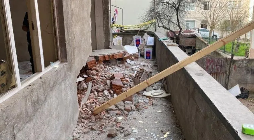 Üzerine duvar yıkılan çocuk hayatını kaybetti