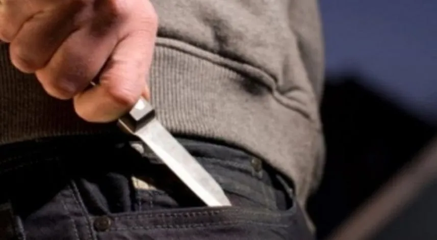 Sandık görevlisi çıkan tartışmada muhtarı bıçakla yaraladı