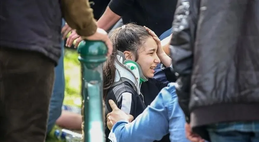 Otomobilin çarptığı kadın öldü, iki çocuğu yaralandı