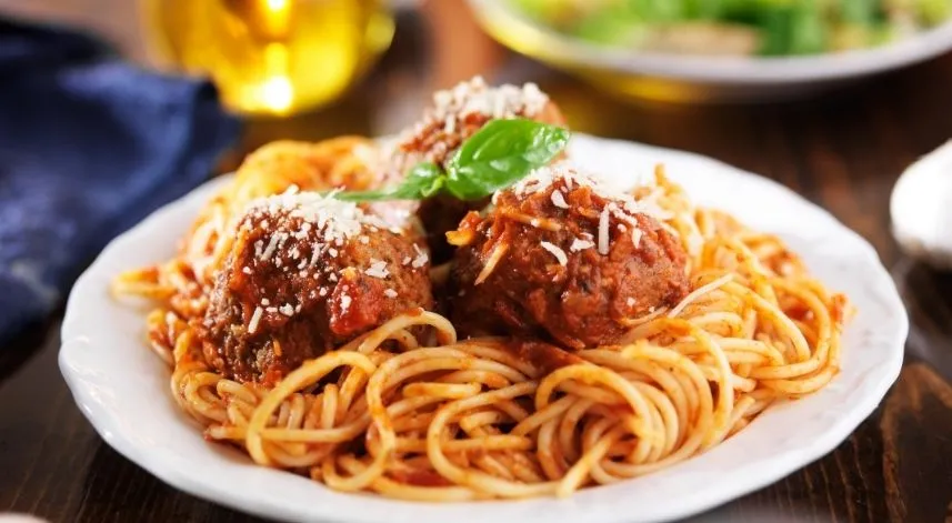 İftarda aşırı yemek, sindirim sisteminin zorlanmasına neden olabilir