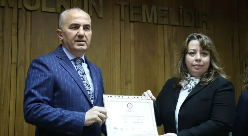 Rize Belediye Başkanı Rahmi Metin, mazbatasını aldı