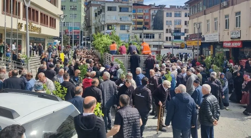 Hayır için bir tır dolusu meyve fidanı dağıttılar