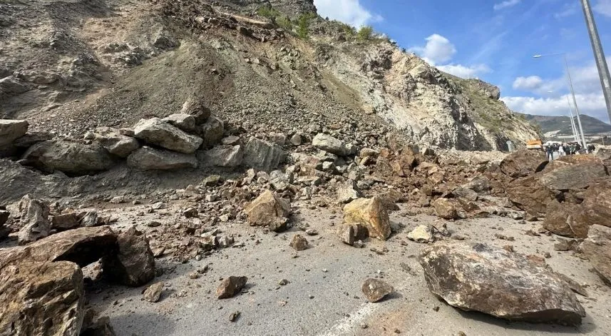 Artvin-Yusufeli karayolu heyelan nedeniyle ulaşıma kapandı