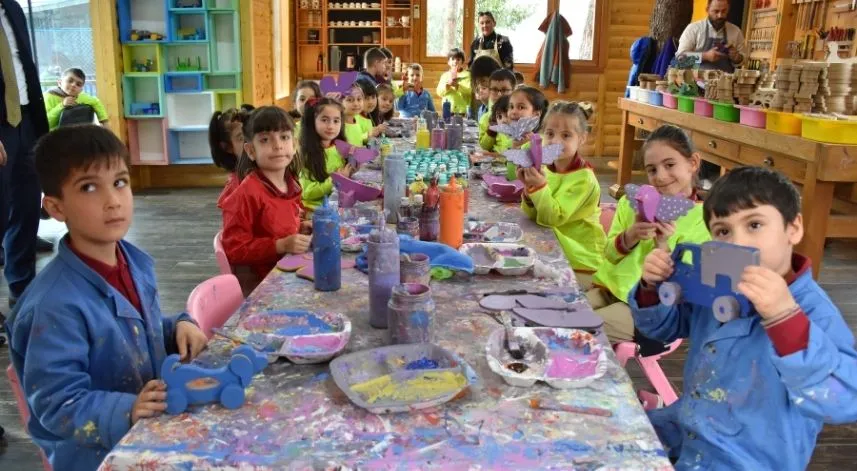 Öğrenciler ahşap atölyesinde oyuncak üretiyor