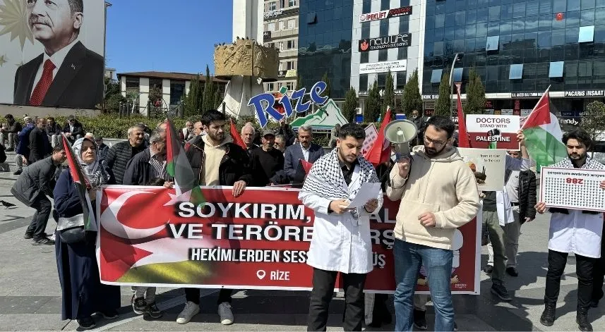 Rize'de sağlık çalışanları 'sessiz yürüyüş' ile İsrail'i protesto etti