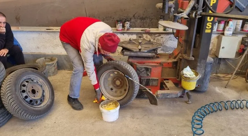 Kış lastiği zorunluluğunun kalkmasıyla oto lastikçiler hareketlendi