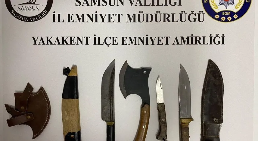 Samsun'da NARVAS uygulamasında bir araçta kesici aletler bulundu