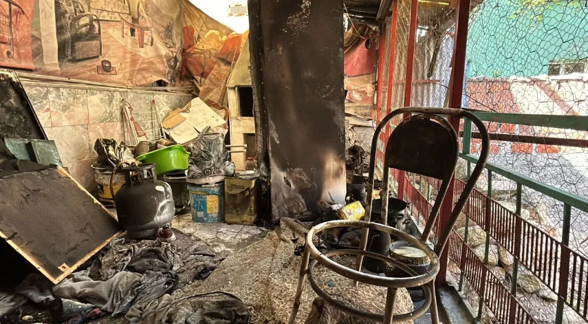 Yanan evinde 4 çocuğu ile oturmaya devam ediyor