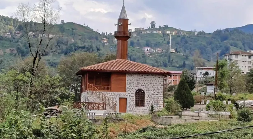 Rize'de restore edilen tarihi cami ibadete açıldı