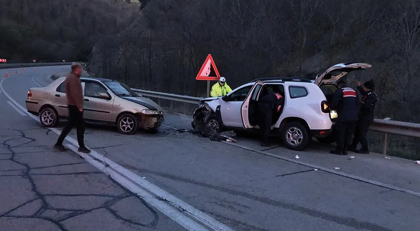 İki otomobilin çarpıştığı kazada 6 kişi yaralandı