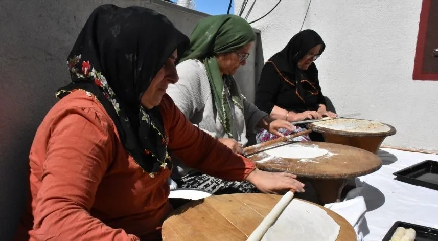 Kadınlar bayram için imece usulü Ordu fındıklı burma tatlısı hazırlıyor