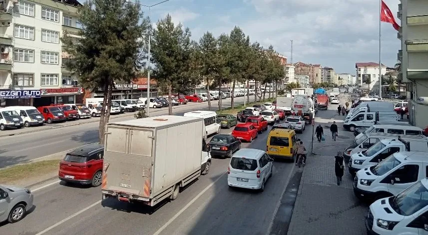 Samsun-Ordu kara yolundaki trafikte bayram yoğunluğu