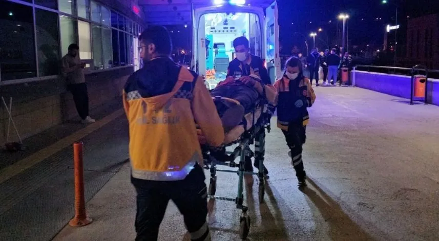 Çorum'da bariyere çarpan araçtaki 1 kişi öldü, 1 kişi yaralandı