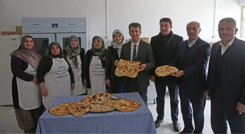 Tokatlı kadınlar bayram öncesi çiğli gömbesi mesaisi yapıyor