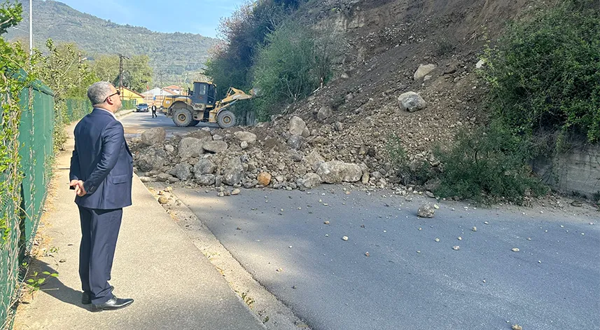 Karabük'te heyelan nedeniyle mahalle yolu ulaşıma kapandı