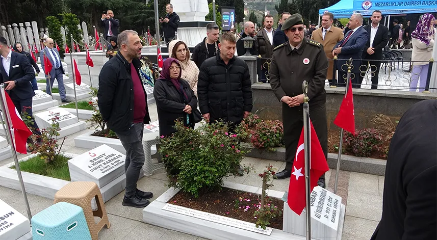 Trabzon protokolü şehitliği ziyaret etti