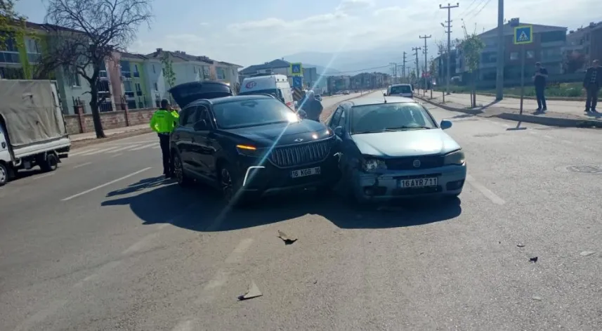 Otomobil ile cip çarpıştı: 3'ü çocuk 5 kişi yaralandı