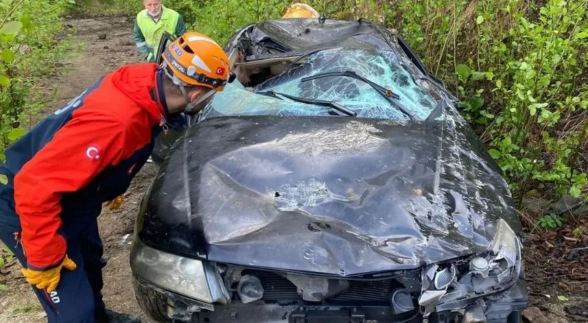 Rize'de araç uçurumdan yuvarlandı: 1 Ölü, 1 Yaralı