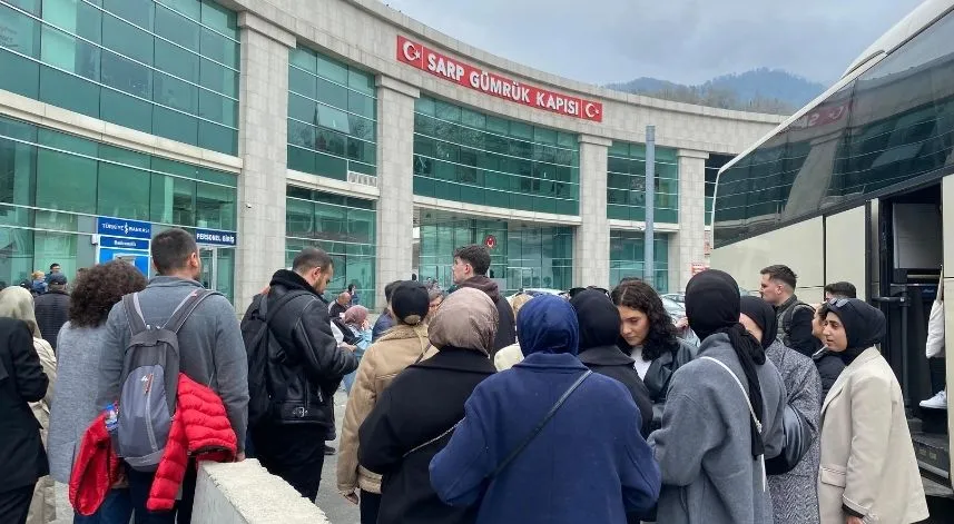 Sarp Sınır Kapısı'nda bayram ilk iki gününde 44 bin yolcu giriş- çıkış yaptı