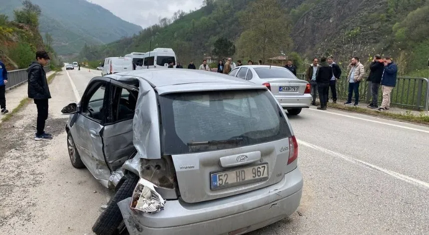 Ordu'da minibüsle çarpışan otomobildeki çift yaralandı