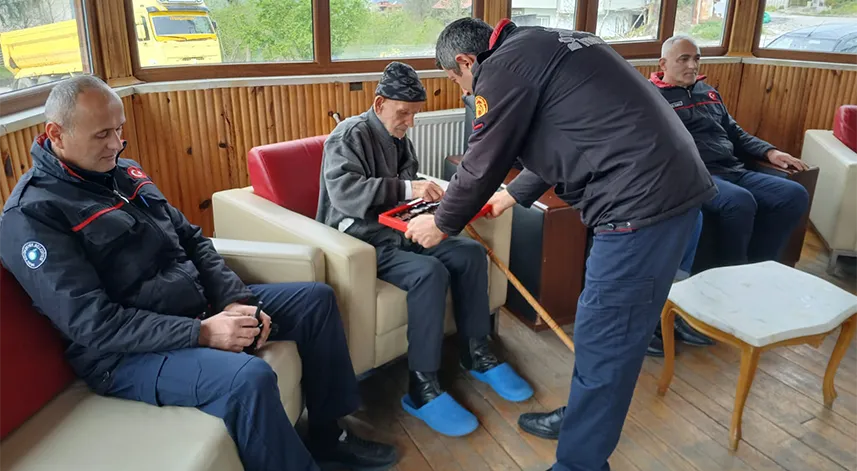 Ünye'de itfaiyecilerden huzurevi sakinlerine ziyaret
