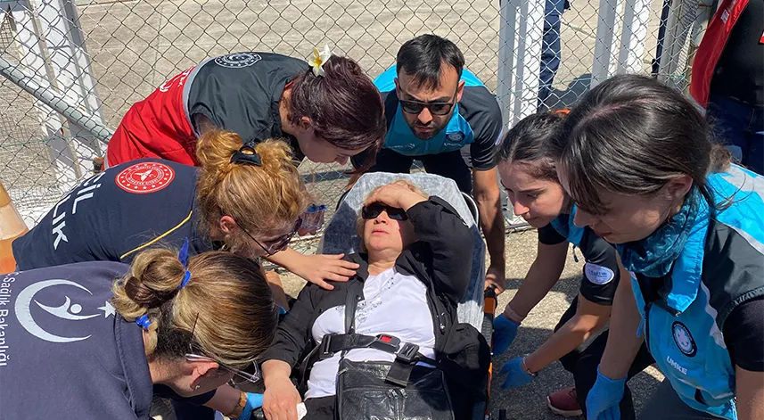 21 Saattir Havada Mahsur Kaldı, Helikopterden İner İnmez Yeri Öptü