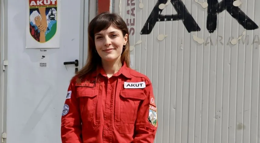 Depremle ilgili anlatılanlardan etkilenen avukat AKUT gönüllüsü oldu