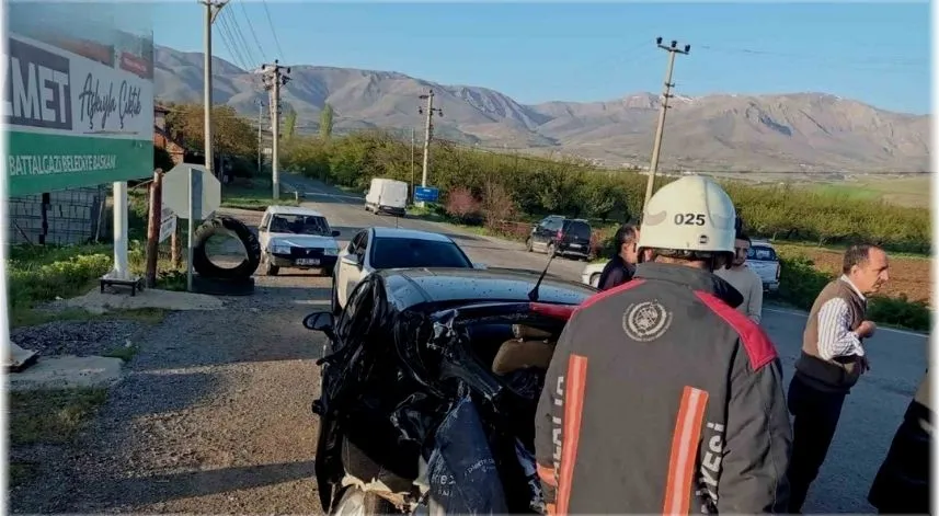 Otomobil ile çarpışan yolcu otobüsü devrildi: 1'i ağır 22 yaralı