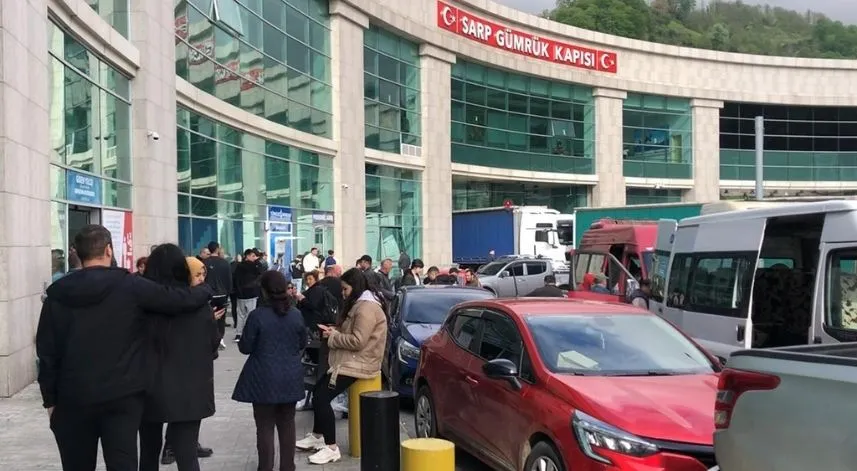 Sarp Sınır Kapısı'ndan bayram tatilinde 183 bin 51 yolcu geçti