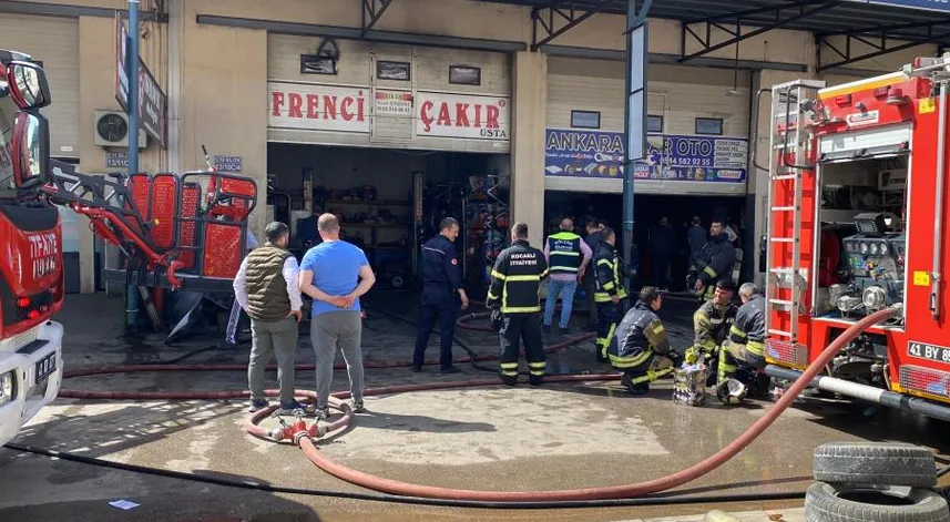 Sanayi sitesinde yangın: 4 işyeri etkilendi