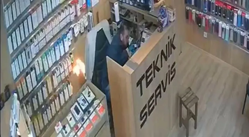 Şarjdaki telefon bataryası patladı