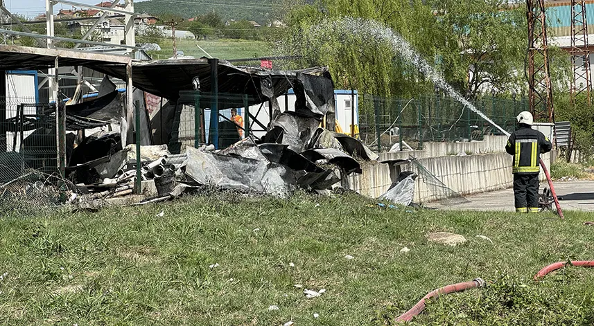 İşçilerin kaldığı konteynerler alevler içinde kaldı